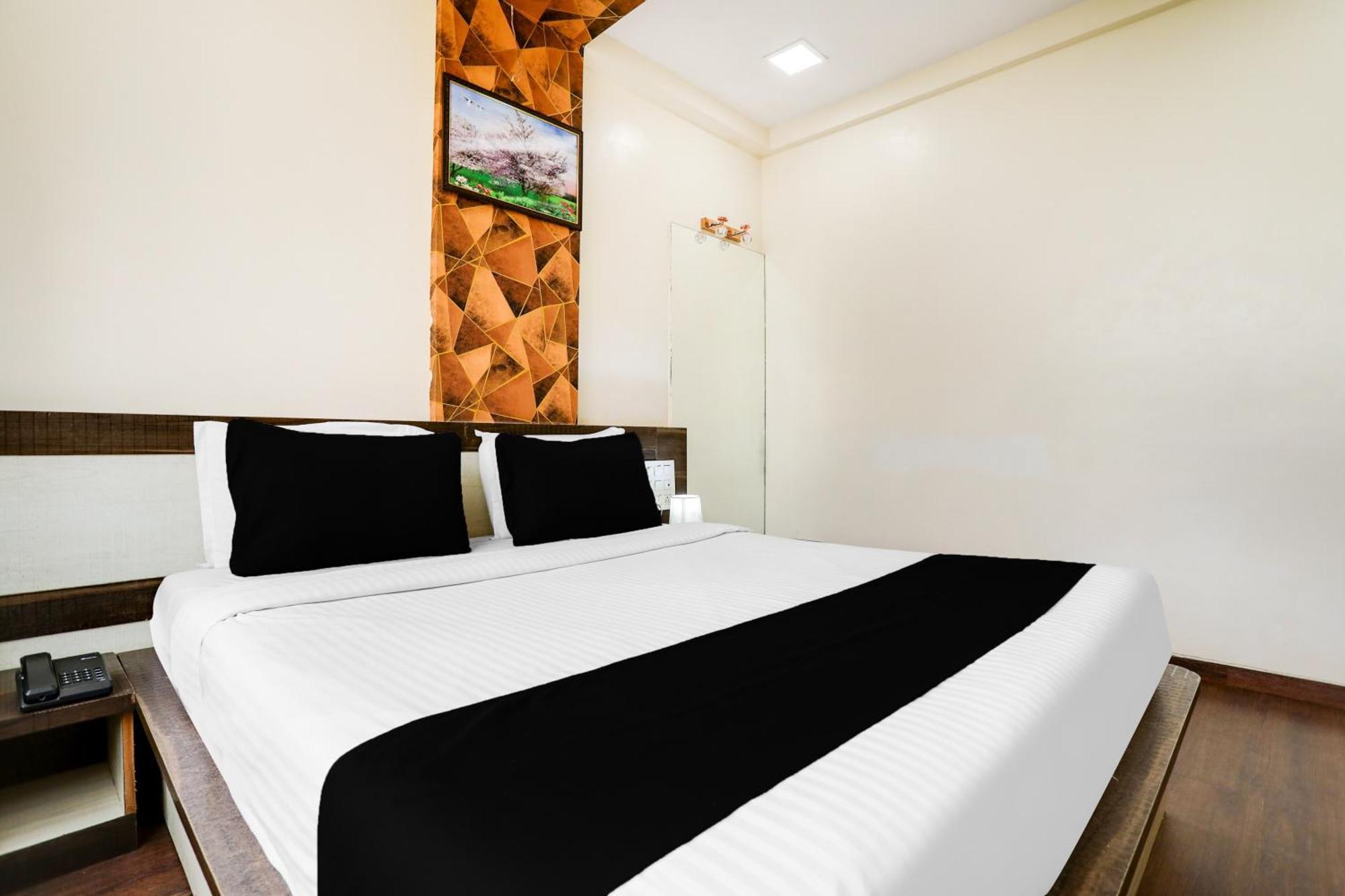 Super Hotel O Palkhi Road Near Sai Baba Temple Formerly Netra Sai Shirdi Bagian luar foto