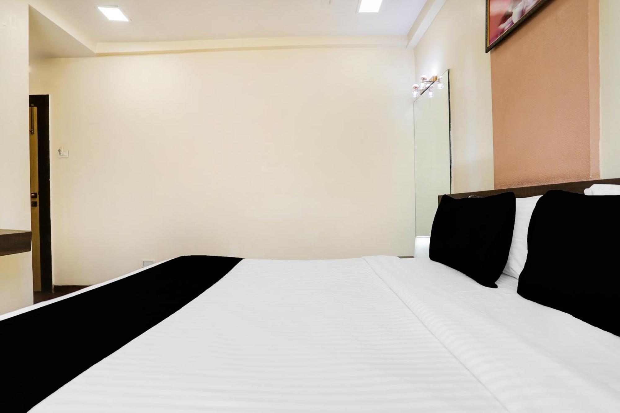 Super Hotel O Palkhi Road Near Sai Baba Temple Formerly Netra Sai Shirdi Bagian luar foto