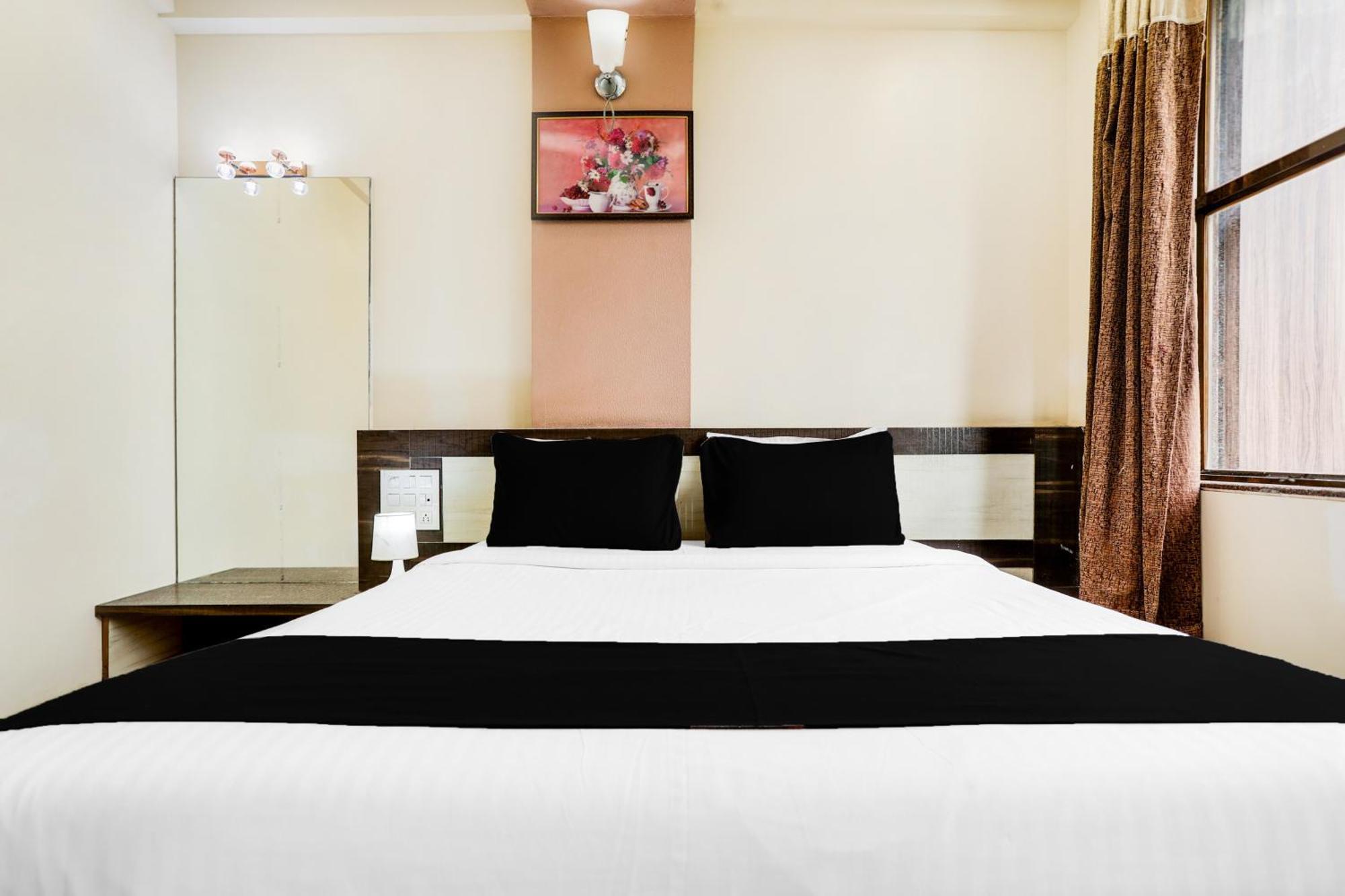 Super Hotel O Palkhi Road Near Sai Baba Temple Formerly Netra Sai Shirdi Bagian luar foto