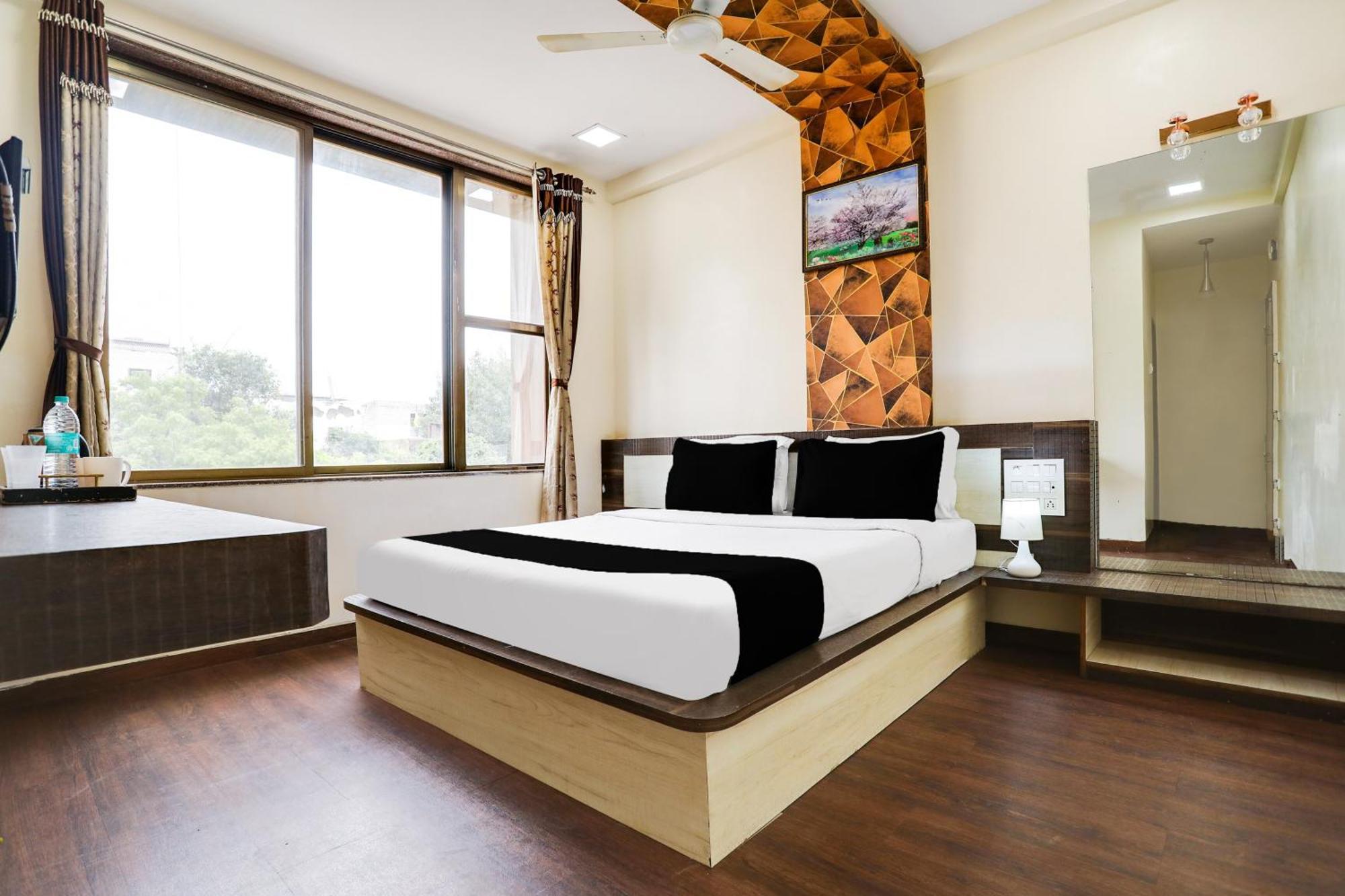 Super Hotel O Palkhi Road Near Sai Baba Temple Formerly Netra Sai Shirdi Bagian luar foto