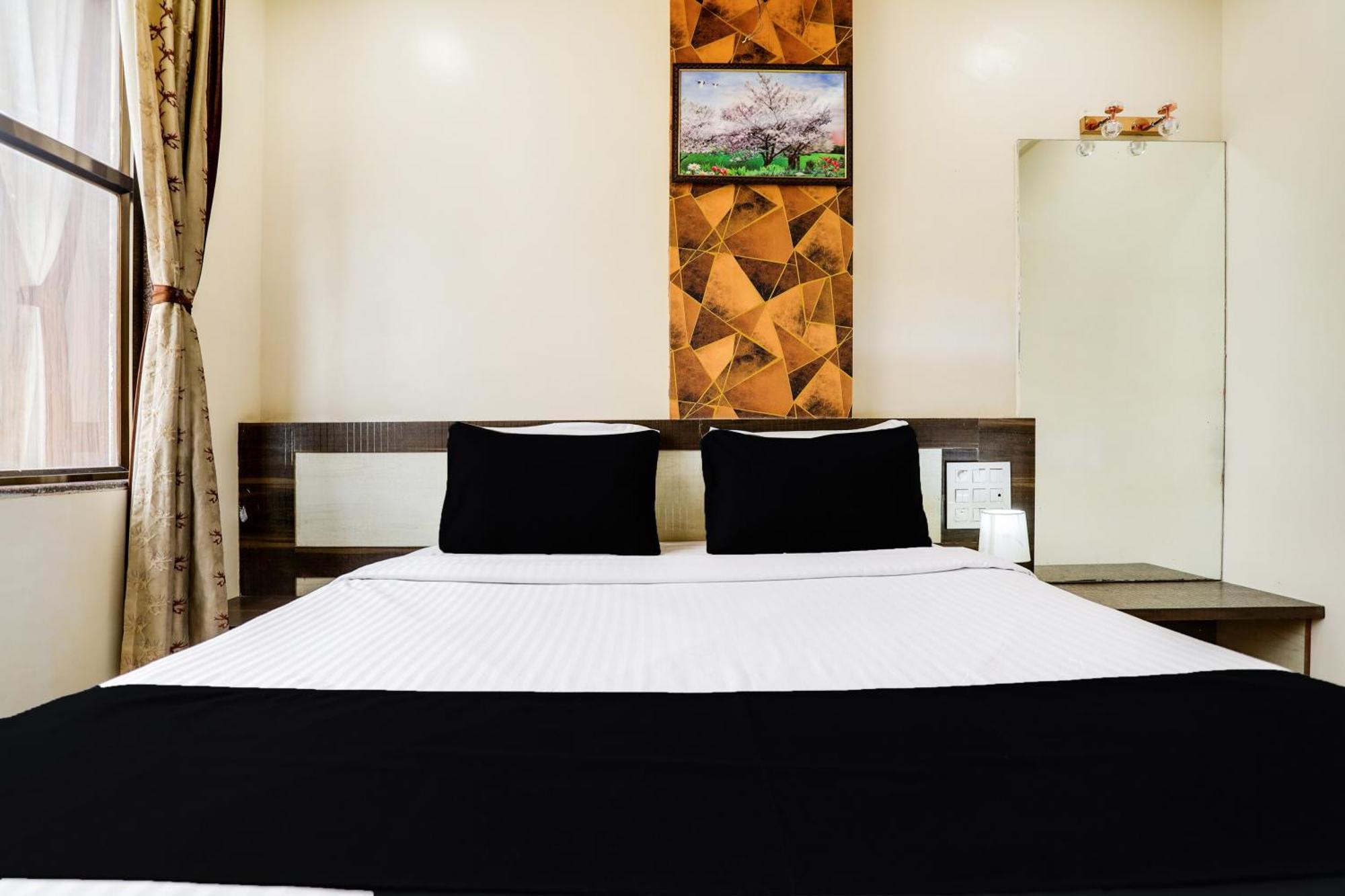 Super Hotel O Palkhi Road Near Sai Baba Temple Formerly Netra Sai Shirdi Bagian luar foto